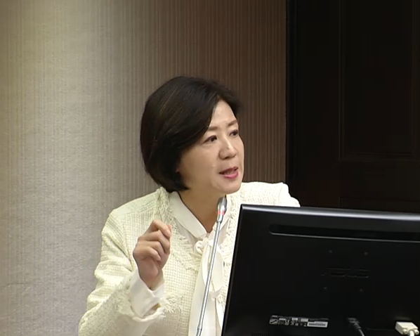 立委王育敏質疑,這樣的統計數字無法了解懷孕移工留在臺灣的後續情況。圖/國會議事轉播