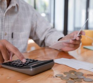 115年職災實績費率出爐 2萬家適用逾7成單位減收保費 加收費用近2成