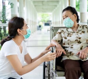 勞動部調查 外看去年薪資平均2.4萬元 逾6成外看每月有休假 多以家人照顧替代