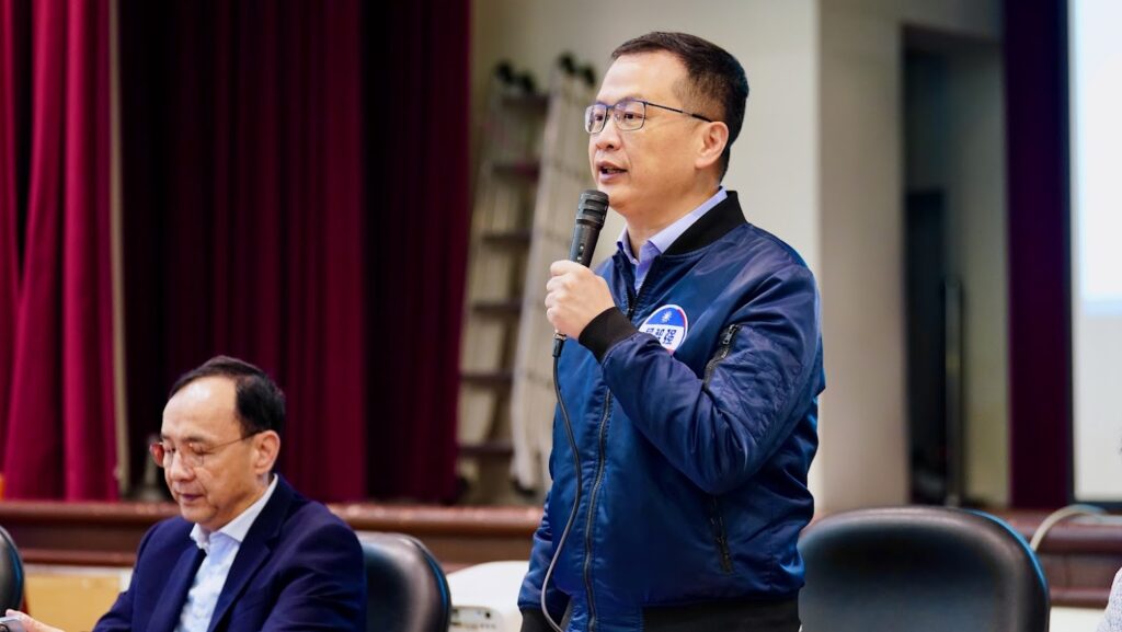 立委羅智強提到,臺灣工時僅輸給新加坡,因此在此次調查當中,30歲以上至69歲各年齡層對於還假的支持度均高於五成
