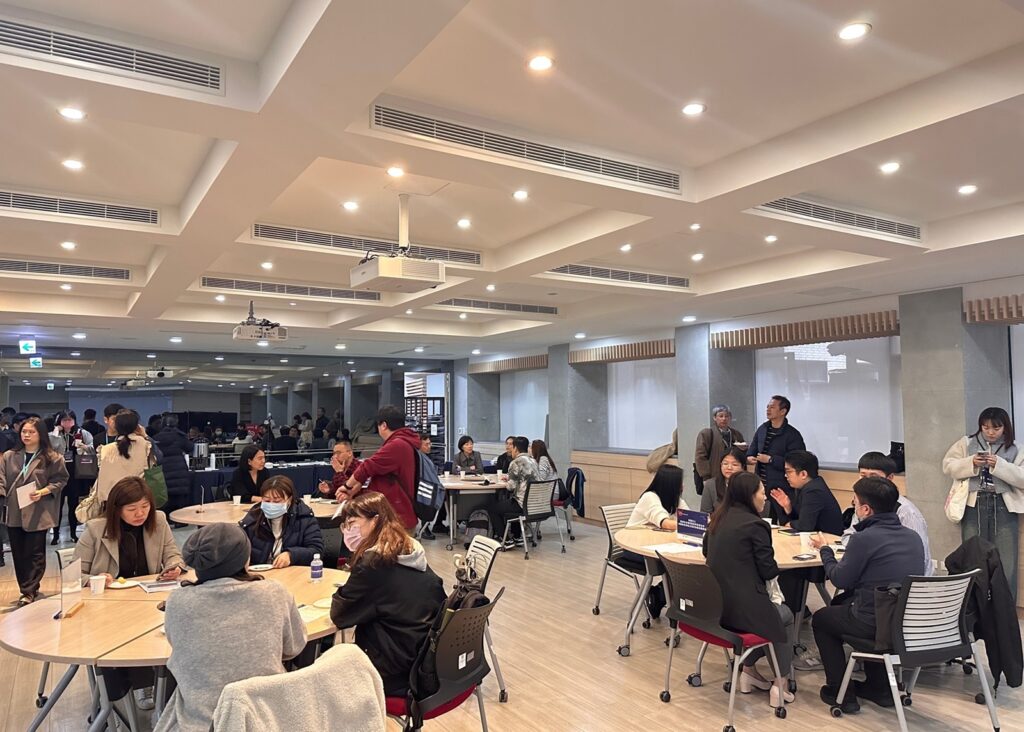 鏈結學校與產業針對學校培育端的課程與實習規劃及就業市場的趨勢與人力需求,提供雙方意見交流平臺。圖/教育部