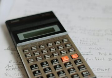 113年查獲近3千件不實申報 勞保局籲定期檢視。圖／Unsplash