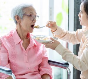 80歲免評請家看 進度緩慢尚未能申請 勞動部近期開會研商輕、重症分流