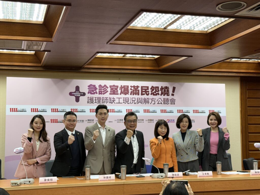 陳昭姿、林國成、王育敏、廖偉翔、黃建豪等多位立委都提到,目前醫護人員離職率高,光是今年1月至2月就達到700人以上,3月份可能會再增加