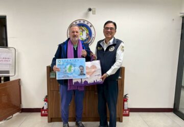 「我們臺灣」掛嘴邊 法籍教師喜獲馬偕計畫永久居留證。圖／移民署