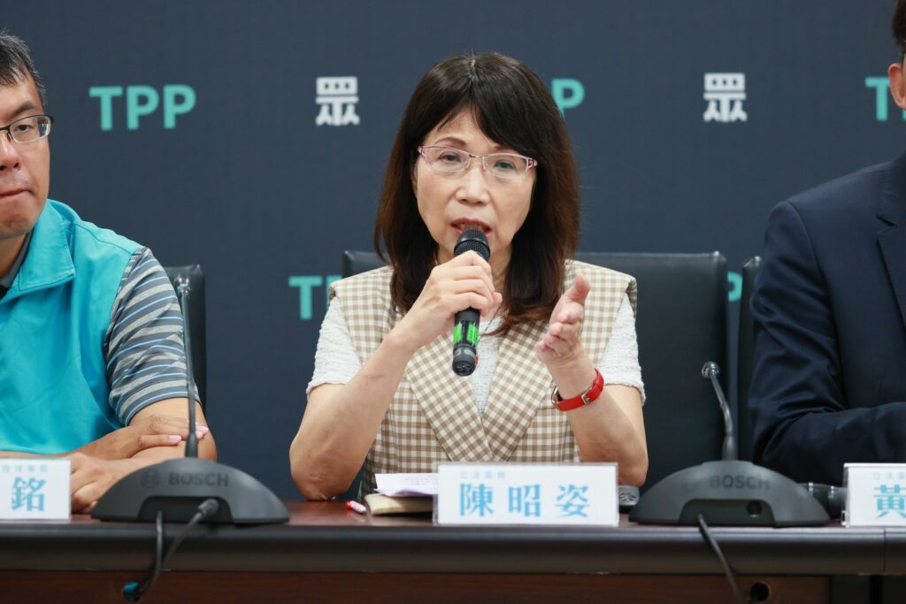陳昭姿指出業界人員都表示解決護理人力不足最根本方法是讓護病比入法，目前僅採津貼鼓勵。圖／民眾黨提供