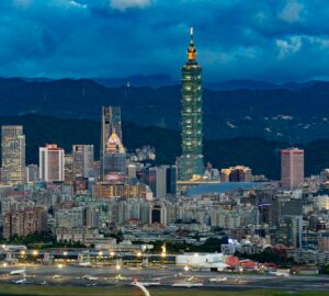 外交部提醒國人五一勞動節申辦護照件數較多 建議預先規劃申辦時間。圖／Unsplash