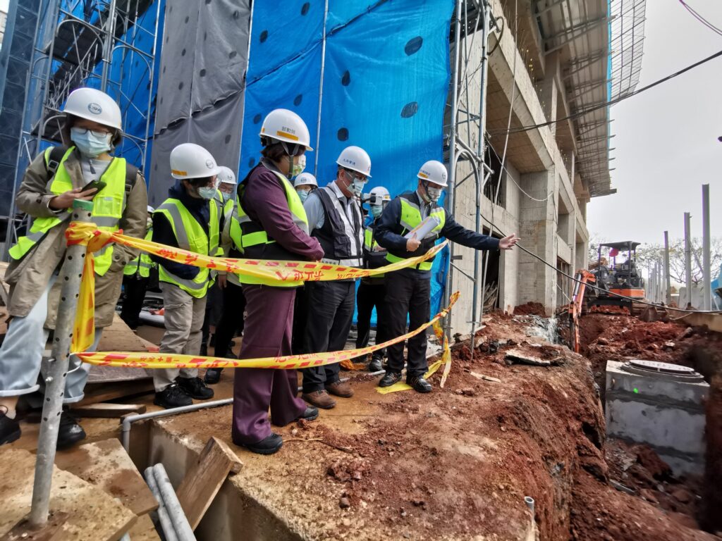 勞檢發現建築物南側管溝開挖未設置擋土支撐，有倒塌崩塌之虞，將處予停工罰鍰處分。圖／勞動部