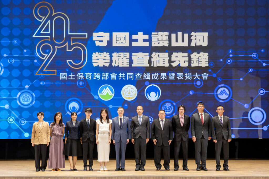 卓院長表揚10位查緝先鋒暨合影。圖/環境部