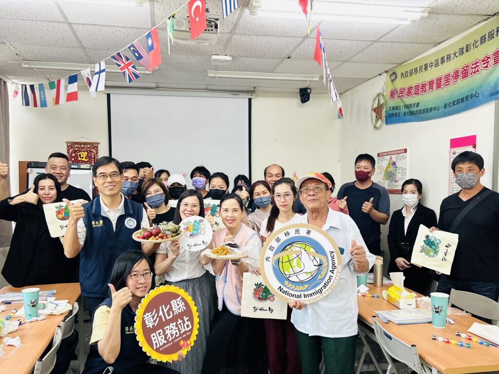 移民署中區事務大隊彰化縣服務站舉辦「藝起彩繪慶端午新住民家庭教育課程」,邀請新住民講師范氏伶介紹越南殺蟲節文化。圖/移民署
