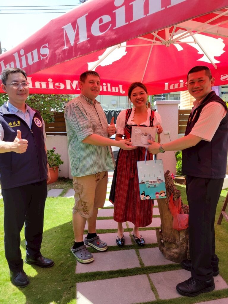 訪視機關拜訪由來自奧地利的新住民黃湯姆與妻子黃若涵共同創立的奧地利風味甜點店。圖/移民署