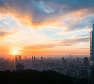 攬才專法進階 放寬僑外生尋職期打工 外國專業人才適用勞退新制 擴大對象。圖／Unsplash