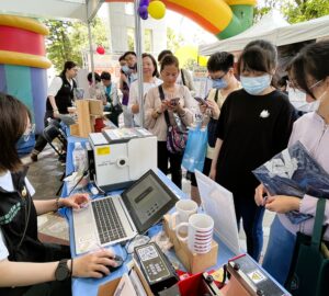 宜蘭就業博覽會現場設置職業探索專區，民眾體驗職業訓練手作