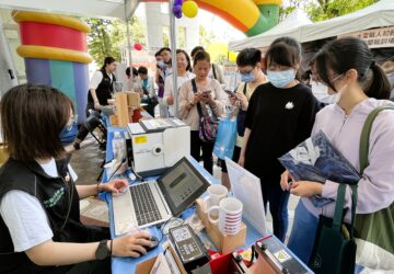 宜蘭就業博覽會現場設置職業探索專區，民眾體驗職業訓練手作