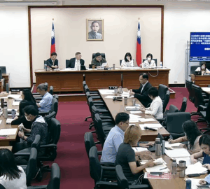 攬才專法初審通過 畢業僑外生可工作 頂大標準再鬆綁 排名前1,500免經驗。圖／國會議事轉播