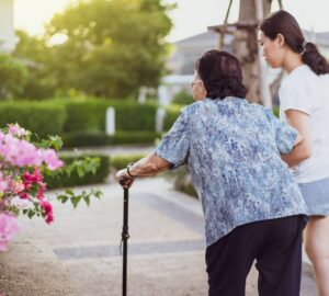 經濟弱勢家庭聘外看 薪資補助到8月 補助無延長 符合資格8/11前提出申請