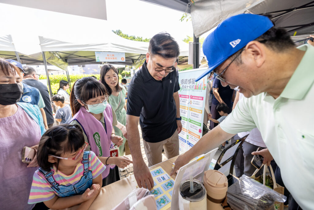 環境部長彭啓明親自參與攤位遊戲。圖/環境部