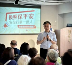 臺北區監理所廟口開講 說明高齡換照政策。圖／臺北區監理所
