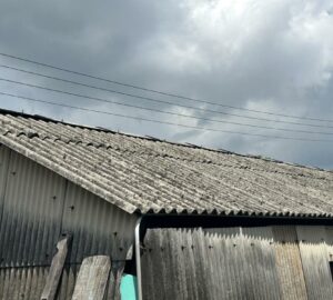 石綿廢建材棄物清運補助申請爆量 苗縣環保局將採抽籤決定順序。圖／環境部