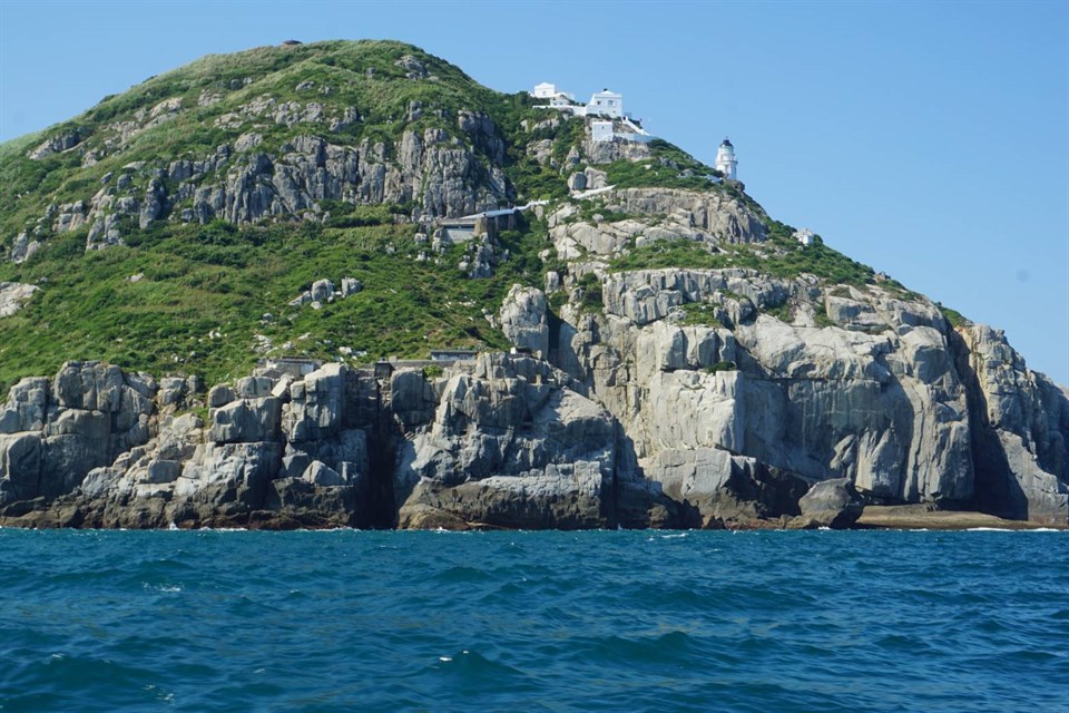 7月到9月「海上看東引」從遼闊的東引海域出發,環繞東、西引島,所經之處皆是奇岩異石。圖/東引鄉公所