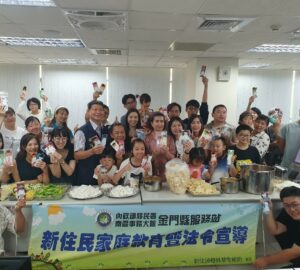 移民署邀新住民體驗印尼傳統文化 DIY娃娃書籤、品嘗娘惹糕慶祝印尼兒童節。圖／移民署