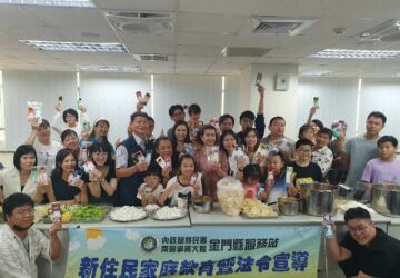移民署邀新住民體驗印尼傳統文化 DIY娃娃書籤、品嘗娘惹糕慶祝印尼兒童節。圖／移民署