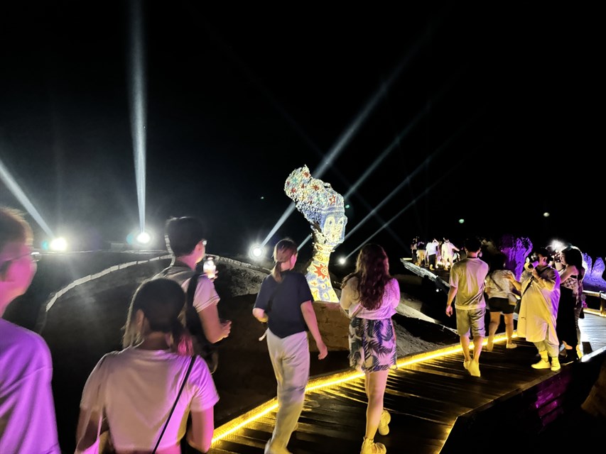 野柳石光夜訪女王邁入第7年,結合光影科技讓靜態岩石成為動態舞台。圖/觀光署