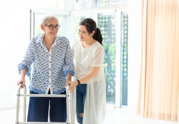 80歲以上長者持身分證明文件聘外看 申請資料缺漏無法修改 待7日後重提
