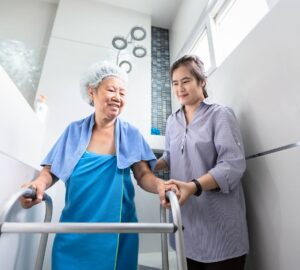 ไลฟ์สตรีมอาบน้ำผู้สูงอายุ – ผู้ดูแลชาวต่างชาติถูกพักงานและปรับเงิน
