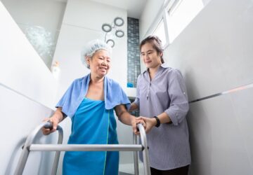 ไลฟ์สตรีมอาบน้ำผู้สูงอายุ – ผู้ดูแลชาวต่างชาติถูกพักงานและปรับเงิน