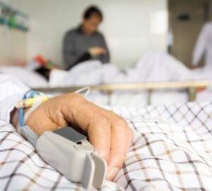 勞動部公告聘僱外籍看護資格新標準 明訂被看護者失能與依賴照護評估準則