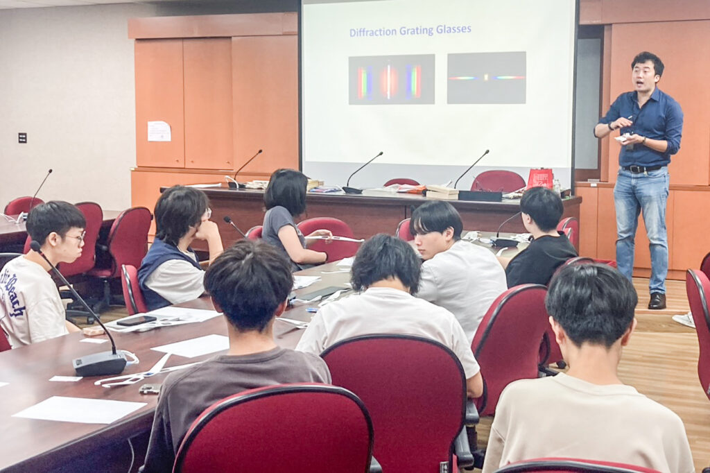 臺師大光電所教授楊承山為學生授課「半導體導論」。圖／臺師大