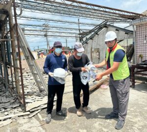 勞動部成立服務站協助災區重建防護 6千組石綿防護包提供作業人員防護與諮詢。圖／職安署