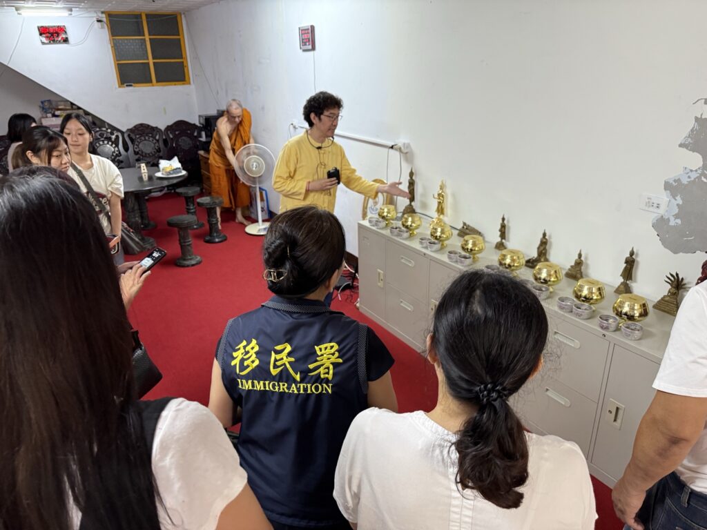 泰國新二代何學義介紹泰國獨特的-星期佛-文化。圖／移民署