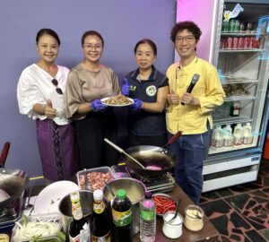 移民署桃園站舉辦泰國文化體驗 帶民眾走訪泰國寺廟、探索東南亞商店街。圖／移民署