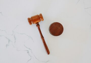 移工續聘轉換 仲介不得違法收費。圖／Unsplash
