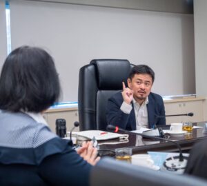 鬆綁外籍家庭幫傭門檻 洪申翰:評估中