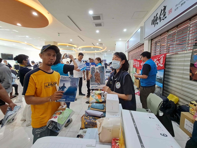 向外籍船員宣導防制人口販運。圖/移民署