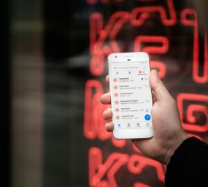 收到交通違規通知？ 臺北監理所提醒民眾警惕詐騙。圖／Unsplash