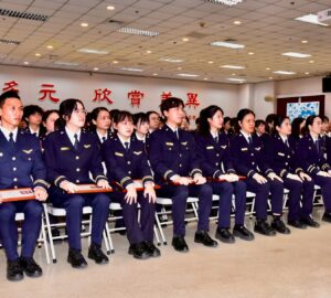 移民班第13期結訓添103名生力軍 吳堂安勉移民官維護國安及移民人權。圖／移民署