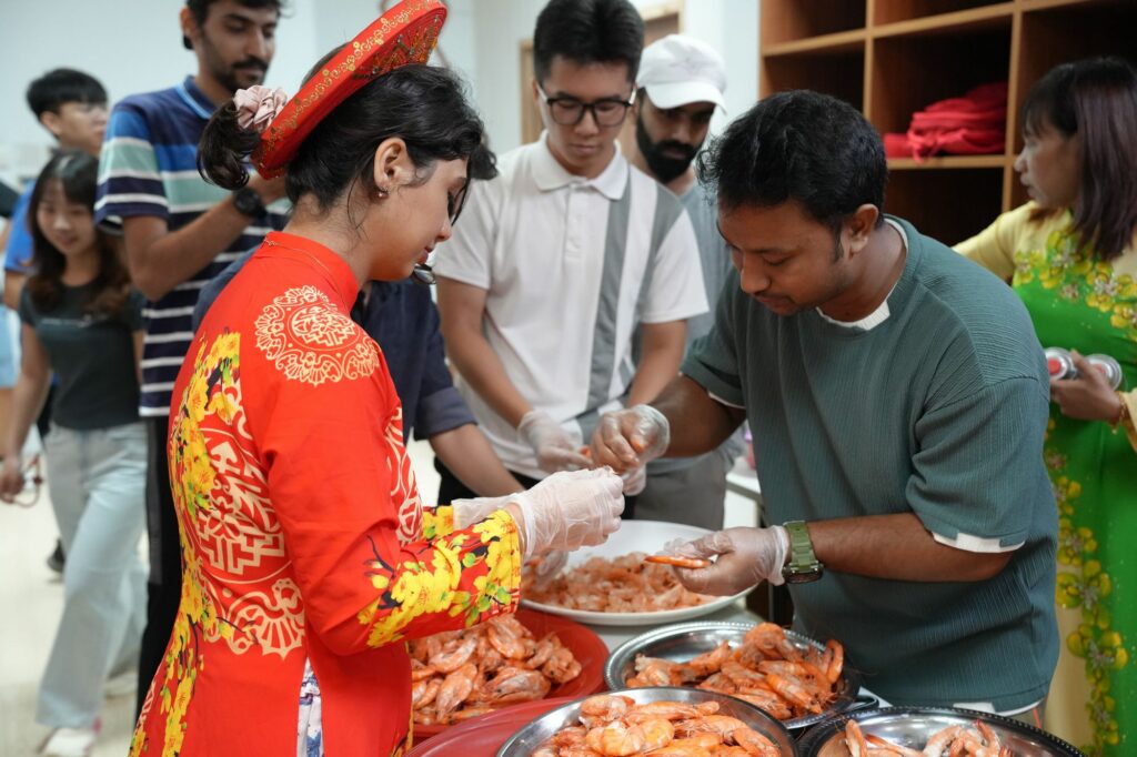 學生們成功完成小煎餅製作，對成果感到十分自豪。圖／雲科大