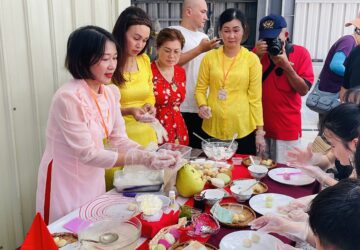 動手體驗與品嚐美食 彰化新住民體驗中秋節「不一樣的月光」。圖／移民署