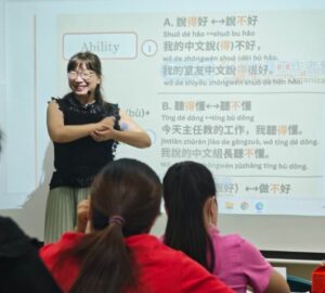 桃園移工學苑結業式 上百名領證書