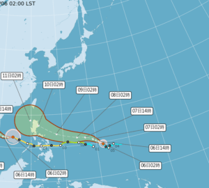 พายุดีเปรสชัน "TD29" ได้ทวีกำลังแรงขึ้นเป็นไต้ฝุ่นลูกที่ 26 ของปีนี้ ชื่อว่า "ฟงวอง (Fung-wong)" เมื่อเวลา 02.00 น. ของวันที่ 6 คาดว่าจะเคลื่อนตัวไปทางทิศตะวันตกเฉียงเหนือมุ่งหน้าสู่เกาะลูซอน ประเทศฟิลิปปินส์ คาดว่าจะเข้าใกล้ไต้หวันมากที่สุดตั้งแต่วันอังคารหน้า (11/11) ถึงวันพุธ (11/12) รอบนอกของพายุไต้ฝุ่นอาจทำปฏิกิริยากับมรสุมตะวันออกเฉียงเหนือ ซึ่งอาจส่งผลให้มีฝนตกเพิ่มขึ้นในด้านรับลม กรมอุตุนิยมวิทยากล่าวเมื่อเย็นวันที่ 5 ว่ามีระบบโซนร้อนสองระบบในเอเชียตะวันออก ไต้ฝุ่น "คัลแมกี (Kalmaegi)" จะค่อยๆ เคลื่อนตัวไปทางทิศตะวันตกเข้าสู่คาบสมุทรอินโดจีน และจะไม่มีผลกระทบโดยตรงต่อสภาพอากาศของไต้หวัน ระบบใกล้เกาะกวม (ปัจจุบันคือไต้ฝุ่นฟงวอง) คาดว่าจะค่อยๆ ทวีกำลังแรงขึ้นและเข้าใกล้ไต้หวันตั้งแต่วันจันทร์ถึงวันพุธหน้า ส่งผลกระทบต่อสภาพอากาศในท้องถิ่น กรมอุตุนิยมวิทยาระบุว่ามรสุมตะวันออกเฉียงเหนือคาดว่าจะรุนแรงขึ้นตั้งแต่คืนวันอาทิตย์นี้ (9/11) ถึงวันจันทร์หน้า (10/11) ส่งผลให้อุณหภูมิในภาคเหนือของไต้หวันและอี๋หลานลดลงเล็กน้อย ความชื้นเพิ่มขึ้น และมีฝนตกมากขึ้นในด้านรับลม วันอังคารไถึงวันพุธหน้าจะเป็นช่วงที่ไต้ฝุ่นเข้าใกล้ไต้หวันมากที่สุด เนื่องจากอิทธิพลของมรสุมตะวันออกเฉียงเหนือและไต้ฝุ่นหรือรอบนอกของพายุ ภาคเหนือ ภาคตะวันออก และภาคใต้มีโอกาสเกิดฝนตกหนักหรือฝนตกหนักมากในบางพื้นที่ ส่วนพื้นที่อื่นๆ อาจมีฝนตกในช่วงสั้นๆ บางแห่ง. photo/CWA