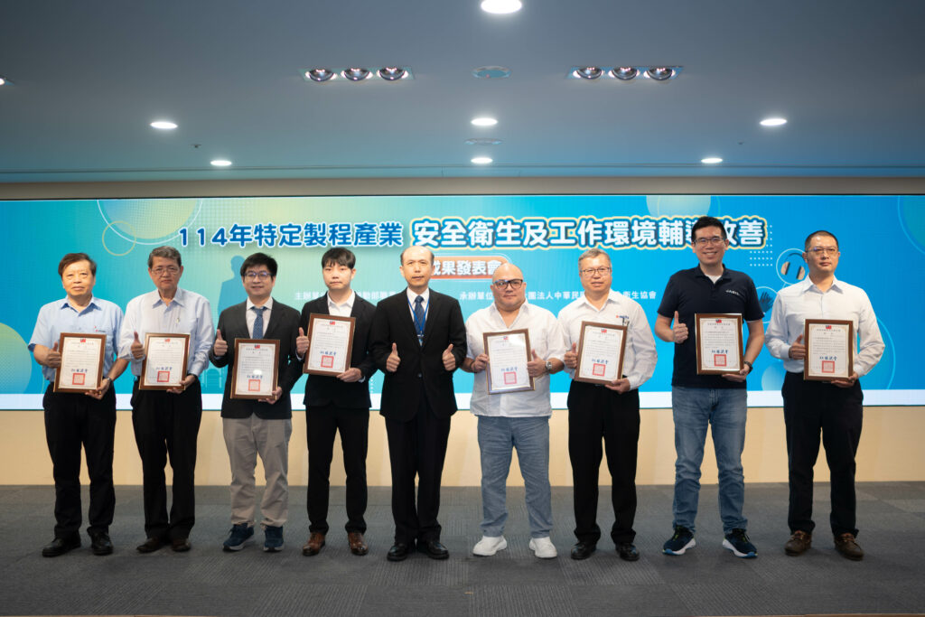 職安署署長林毓堂(中)頒發感謝狀予示範企業。圖／職安署