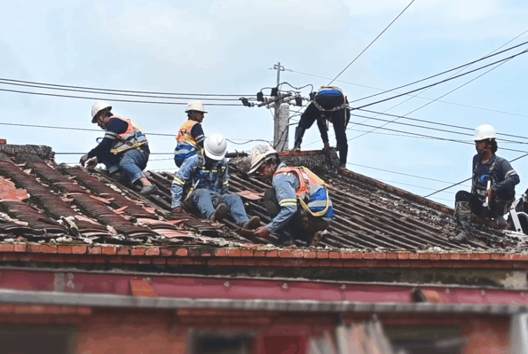 持救災證明或感謝狀營造廠 即日申請 投入災區工程且未曾聘移工 優先分配。圖／工程會