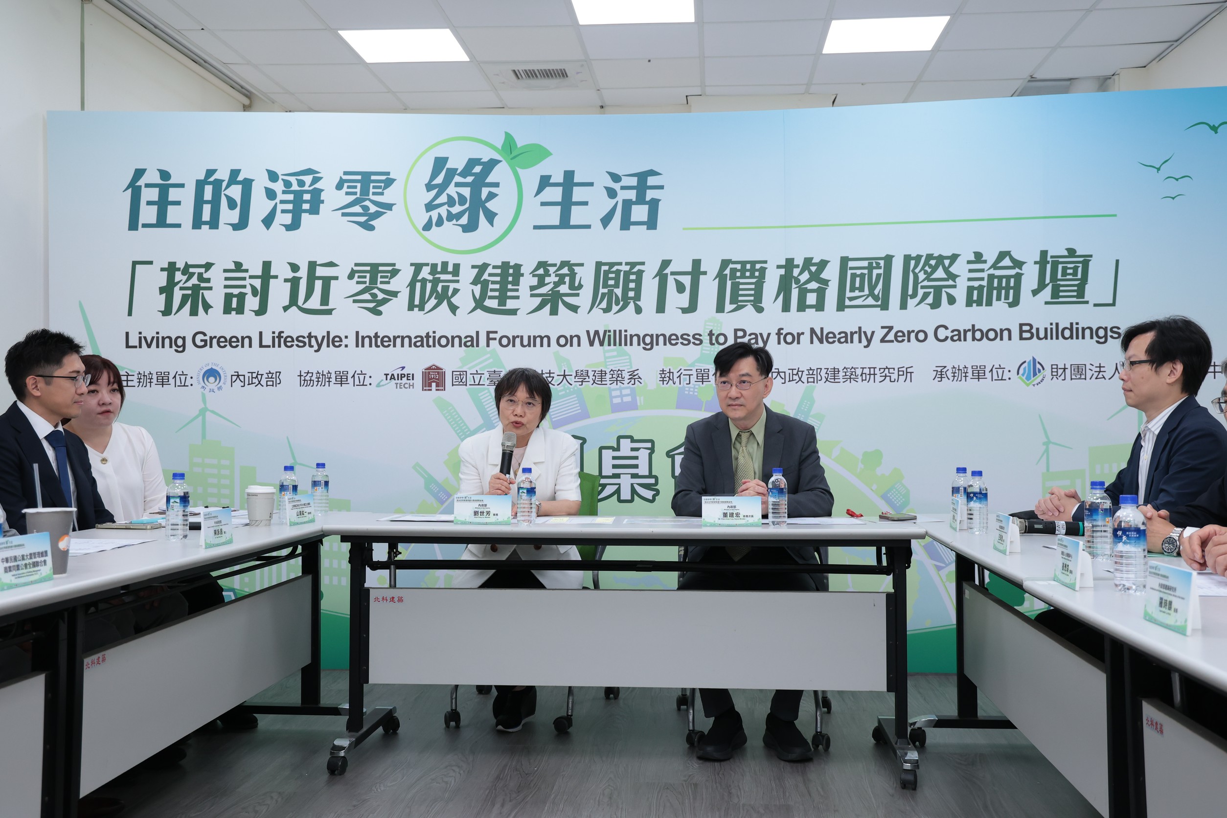 「近零碳建築」成趨勢 內政部持續推動面積1千平方公尺以上新建物設太陽光電法制化。圖/內政部