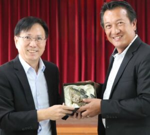 漁業署王茂城署長致贈石斑魚茶壺予巴丹群島省Ronald P_ Aguto, Jr_省長