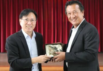 漁業署王茂城署長致贈石斑魚茶壺予巴丹群島省Ronald P_ Aguto, Jr_省長