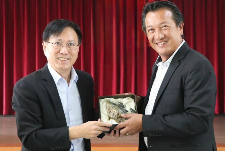 漁業署王茂城署長致贈石斑魚茶壺予巴丹群島省Ronald P_ Aguto, Jr_省長